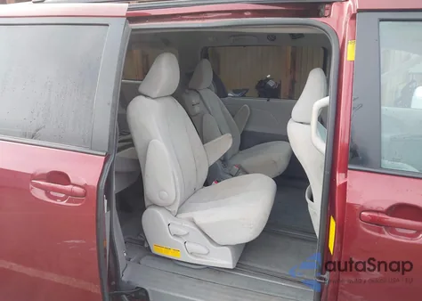 2014 Toyota Sienna Le V6 8 Passenger z USA, uszkodzony, nr VIN 5TDKK3DC7ES429813